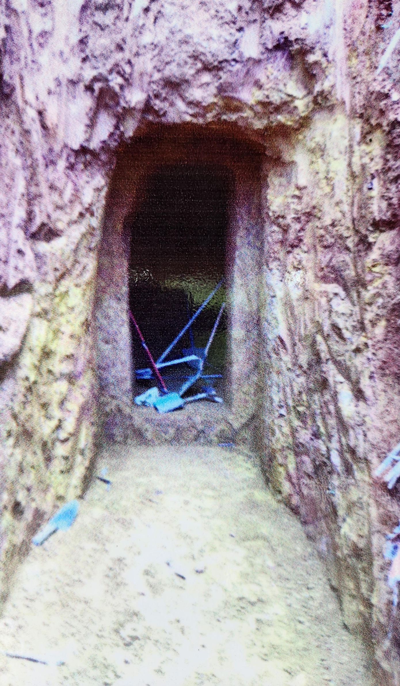 Năm 1997, Bảo tàng Tổng hợp tỉnh (nay là Bảo tàng Lịch sử TT-Huế) tiến hành khai thông địa đạo và phát hiện một số hiện vật như: Bi đông đựng nước, máy khâu, xoong nồi, nắp bếp... Đây là những hiện vật đặc biệt có giá trị lịch sử. Trong ảnh là lối vào địa đạo thời điểm khởi công trùng tu (ảnh TL) Năm 1997, Bảo tàng Tổng hợp tỉnh (nay là Bảo tàng Lịch sử TT-Huế) tiến hành khai thông địa đạo và phát hiện một số hiện vật như: Bi đông đựng nước, máy khâu, xoong nồi, nắp bếp... Đây là những hiện vật đặc biệt có giá trị lịch sử. Trong ảnh là lối vào địa đạo thời điểm khởi công trùng tu (ảnh TL)