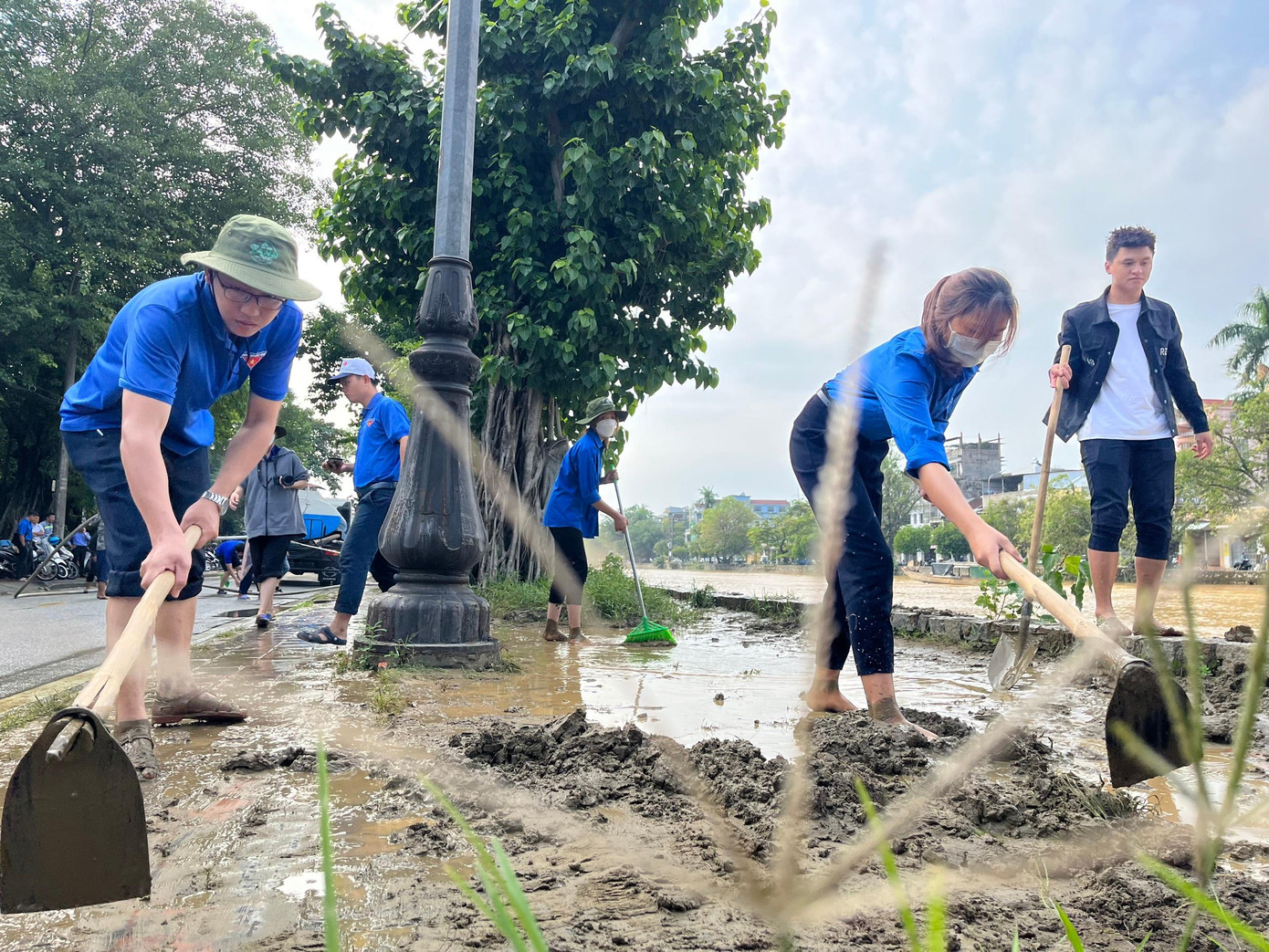 Hơn 200 đoàn viên, thanh niên tại TP Huế được huy động dọn bùn, làm sạch phố phường sau lũ. Ảnh: N.V