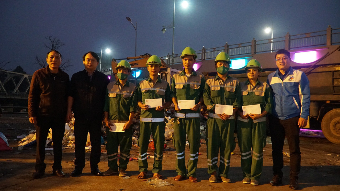 Có tổng cộng 10 suất quà (mỗi suất 1 triệu đồng) được trao cho công nhân môi trường Huế trong đêm giao thừa Tết Quý Mão 2023. Có tổng cộng 10 suất quà (mỗi suất 1 triệu đồng) được trao cho công nhân môi trường Huế trong đêm giao thừa Tết Quý Mão 2023.