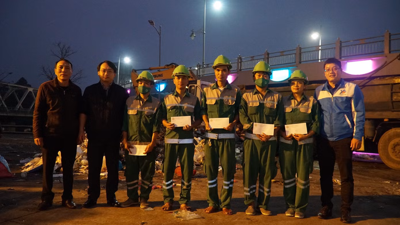 Có tổng cộng 10 suất quà (mỗi suất 1 triệu đồng) được trao cho công nhân môi trường Huế trong đêm giao thừa Tết Quý Mão 2023. Có tổng cộng 10 suất quà (mỗi suất 1 triệu đồng) được trao cho công nhân môi trường Huế trong đêm giao thừa Tết Quý Mão 2023.
