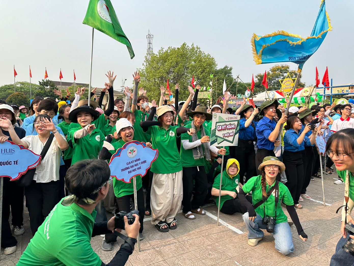 Hoạt động nâng cao kỹ năng sáng tạo dành cho thanh thiếu nhi tại ngày hội. Hoạt động nâng cao kỹ năng sáng tạo dành cho thanh thiếu nhi tại ngày hội.