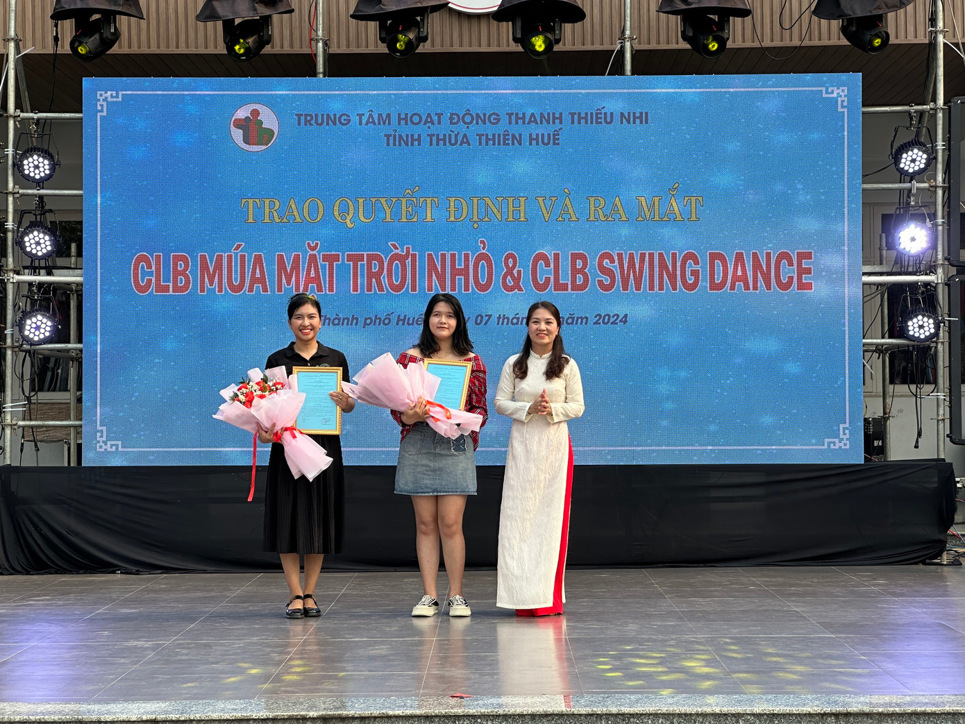 Ra mắt CLB múa "Mặt trời nhỏ" và CLB Swing Dance. Ra mắt CLB múa "Mặt trời nhỏ" và CLB Swing Dance.