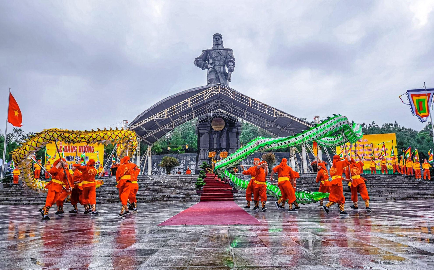 Được biết, khu tưởng niệm Anh hùng dân tộc Quang Trung - Nguyễn Huệ được UBND tỉnh TT-Huế đầu tư xây dựng cạnh địa điểm núi Bân lịch sử vào năm 2010. Tại đây thiết đặt tượng Hoàng đế Quang Trung cao 21 m, trong đó, phần tượng cao 12 m, phần đài cao 9 m, được làm từ 18 mảng đá Thanh Hóa, mỗi mảng nặng 10-60 tấn. Phía sau tượng đài là bức phù điêu dài gần 60 m với các họa tiết miêu tả quá trình từ lúc khởi nghiệp của nghĩa quân Tây Sơn đến lúc Quang Trung phát lệnh tiến quân ra Bắc đánh tan 29 vạn quân Thanh. Ảnh: Xuân Đạt Được biết, khu tưởng niệm Anh hùng dân tộc Quang Trung - Nguyễn Huệ được UBND tỉnh TT-Huế đầu tư xây dựng cạnh địa điểm núi Bân lịch sử vào năm 2010. Tại đây thiết đặt tượng Hoàng đế Quang Trung cao 21 m, trong đó, phần tượng cao 12 m, phần đài cao 9 m, được làm từ 18 mảng đá Thanh Hóa, mỗi mảng nặng 10-60 tấn. Phía sau tượng đài là bức phù điêu dài gần 60 m với các họa tiết miêu tả quá trình từ lúc khởi nghiệp của nghĩa quân Tây Sơn đến lúc Quang Trung phát lệnh tiến quân ra Bắc đánh tan 29 vạn quân Thanh. Ảnh: Xuân Đạt