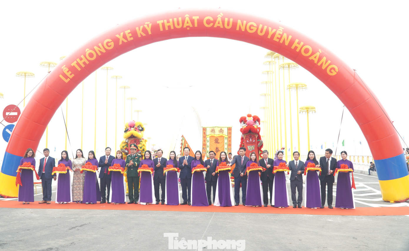 Ngày 26/3, UBND TP Huế long trọng tổ chức nghi thức thông xe kỹ thuật và đưa vào sử dụng công trình cầu đường bộ Nguyễn Hoàng bắc qua sông Hương, nối hai quận Phú Xuân và Thuận Hóa, nhân chào mừng kỷ niệm 50 năm Giải phóng Huế (26/3/1975 - 26/3/2025) và 95 năm thành lập Đảng bộ TP Huế (4/1930 - 4/2025). Đến dự và cắt băng thông xe kỹ thuật cầu Nguyễn Hoàng có Ủy viên Bộ Chính trị, Bí thư Trung ương Đảng, Thường trực Ban Bí thư Trần Cẩm Tú; Phó Chủ tịch Quốc hội Vũ Hồng Thanh, Phó Thủ tướng Chính phủ Mai Văn Chính; đại diện các bộ, ban, ngành Trung ương, lãnh đạo thành phố Huế, cùng đông đảo người dân Huế và du khách.