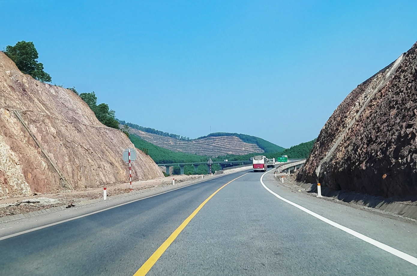 Trên tuyến có nhiều đoạn cua, dốc, cầu cạn nguy hiểm, đặc biệt là đoạn qua phường Hương Hồ (thị xã Hương Trà, TT-Huế), do vướng xe tải hạng nặng “bò” phía trước với tốc độ dưới phạm vi quy định (dưới 60km/h) đã kéo theo những ô tô phải bám đuôi theo sau mà không thể vượt lên do gặp đoạn đường cấm vượt.