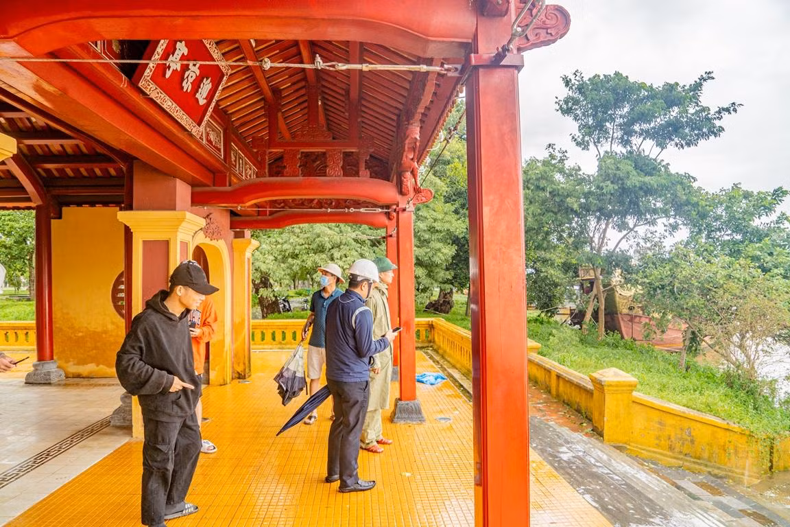 Di tích Nghinh Lương đình ven sông Hương. Ảnh: Bảo Minh
