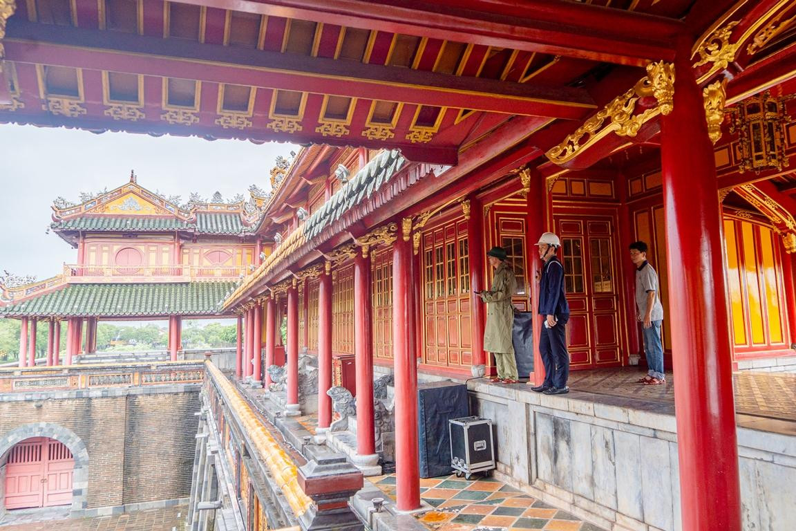 Kiểm tra tại di tích lầu Ngũ Phụng, Ngọ môn Huế. Ảnh: Bảo Minh