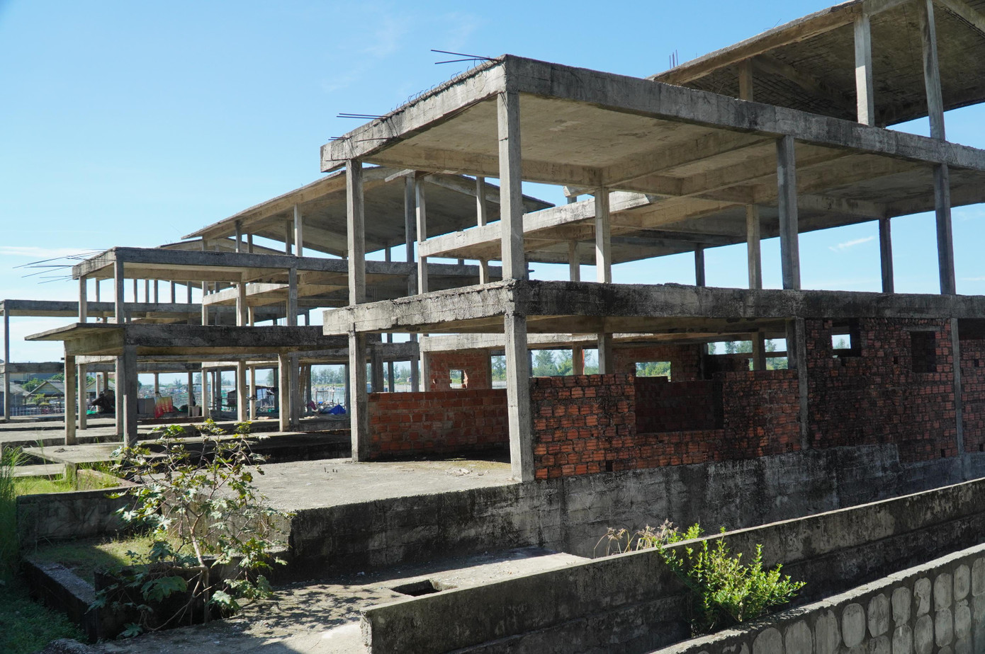 Công trình sau khởi công rơi vào tình trạng bất động từ chục năm nay. Ảnh: N.V