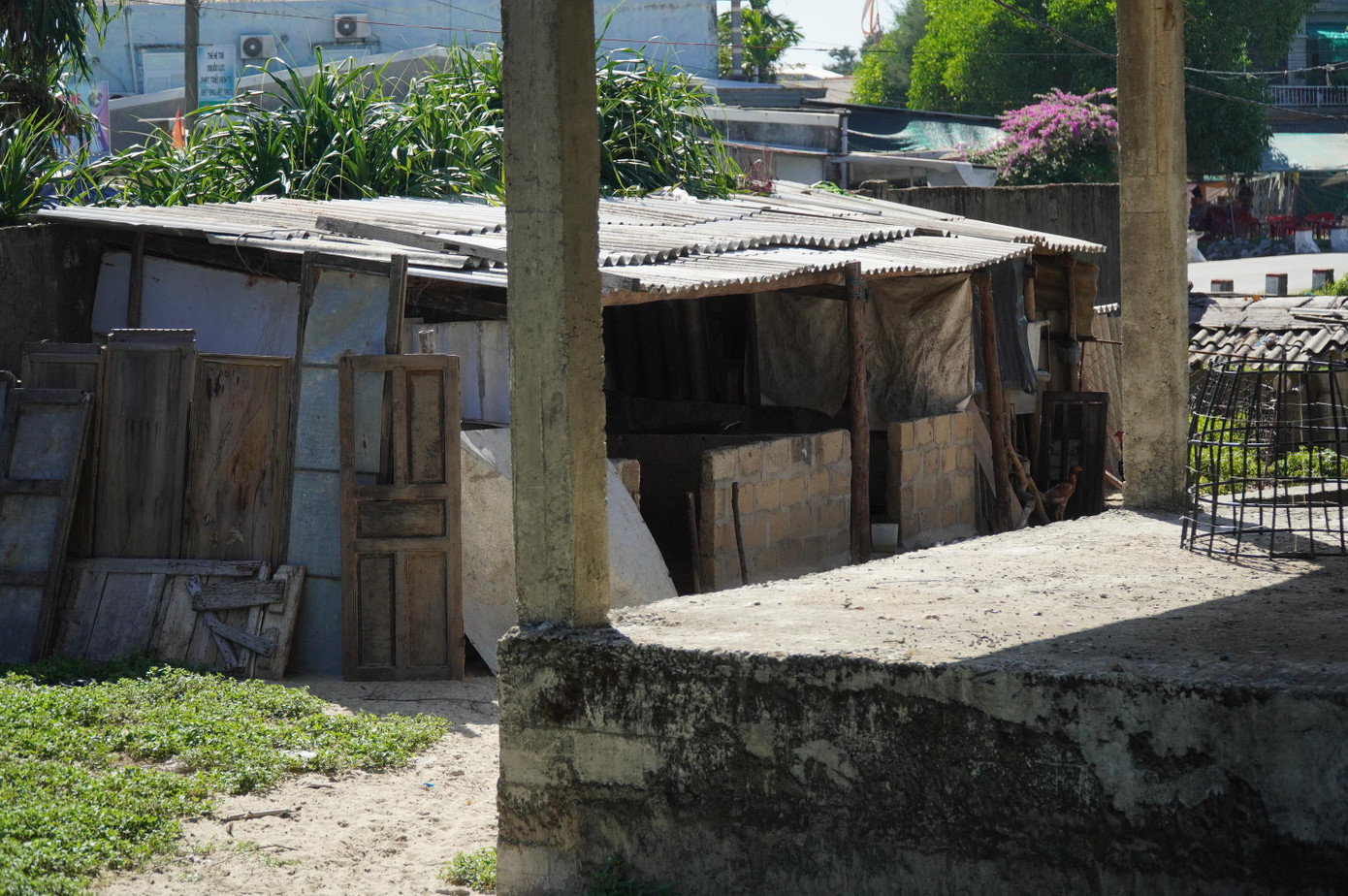 Người dân tận dụng công trình bỏ hoang để làm chuồng nuôi dê, nơi tập kết ngư cụ. Ảnh: N.V
