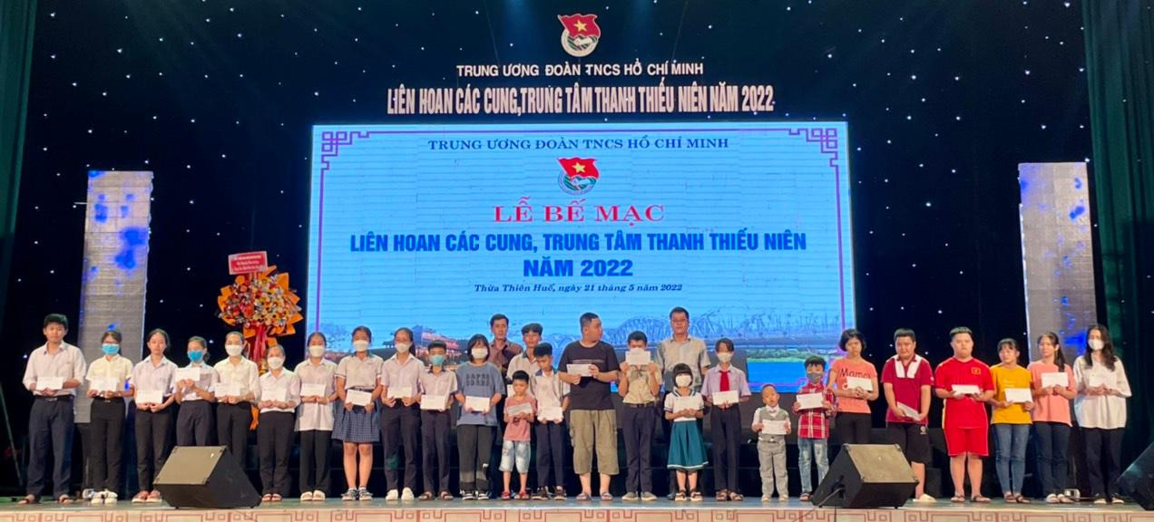 Tặng học bổng cho trẻ em thiệt thòi