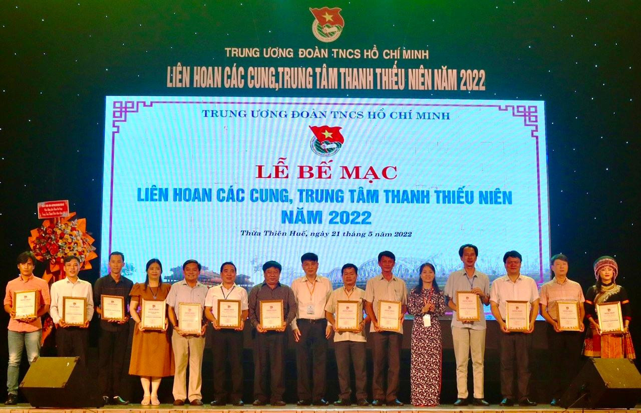 Trao giấy chứng nhận đạt thành tích xuất sắc cho 15 đơn vị tham gia Liên hoan
