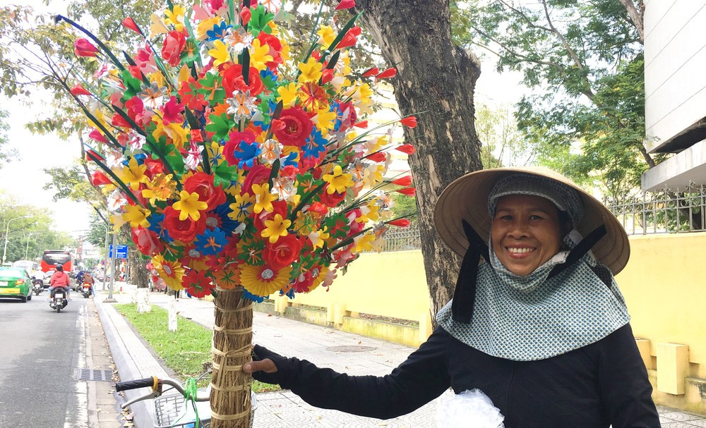 Tại Dương Nỗ còn có nghề làm hoa giấy Thanh Tiên. Đây là nghề truyền thống đã tồn tại hàng trăm năm. Từ những đóa hoa đậm màu tâm linh, với sen giấy, cúc giấy, hồng giấy… được chế tác tinh xảo qua bàn tay của những người thợ làng, hoa giấy Thanh Tiên đã góp phần tạo nên bản sắc văn hóa xứ Huế, trở thành sản phẩm du lịch sáng tạo thu hút du khách. Tại Dương Nỗ còn có nghề làm hoa giấy Thanh Tiên. Đây là nghề truyền thống đã tồn tại hàng trăm năm. Từ những đóa hoa đậm màu tâm linh, với sen giấy, cúc giấy, hồng giấy… được chế tác tinh xảo qua bàn tay của những người thợ làng, hoa giấy Thanh Tiên đã góp phần tạo nên bản sắc văn hóa xứ Huế, trở thành sản phẩm du lịch sáng tạo thu hút du khách.