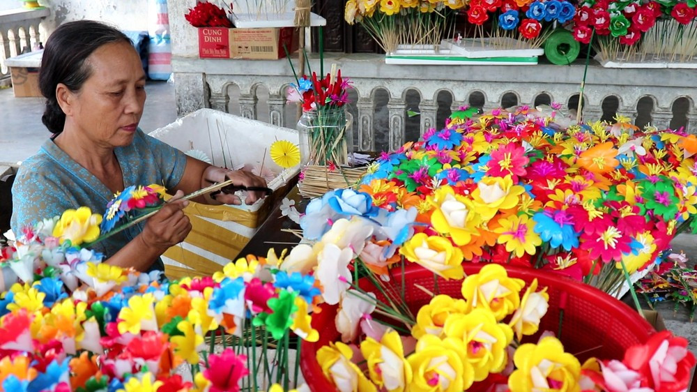 Tại Dương Nỗ còn có nghề làm hoa giấy Thanh Tiên. Đây là nghề truyền thống đã tồn tại hàng trăm năm. Từ những đóa hoa đậm màu tâm linh, với sen giấy, cúc giấy, hồng giấy… được chế tác tinh xảo qua bàn tay của những người thợ làng, hoa giấy Thanh Tiên đã góp phần tạo nên bản sắc văn hóa xứ Huế, trở thành sản phẩm du lịch sáng tạo thu hút du khách. Tại Dương Nỗ còn có nghề làm hoa giấy Thanh Tiên. Đây là nghề truyền thống đã tồn tại hàng trăm năm. Từ những đóa hoa đậm màu tâm linh, với sen giấy, cúc giấy, hồng giấy… được chế tác tinh xảo qua bàn tay của những người thợ làng, hoa giấy Thanh Tiên đã góp phần tạo nên bản sắc văn hóa xứ Huế, trở thành sản phẩm du lịch sáng tạo thu hút du khách.