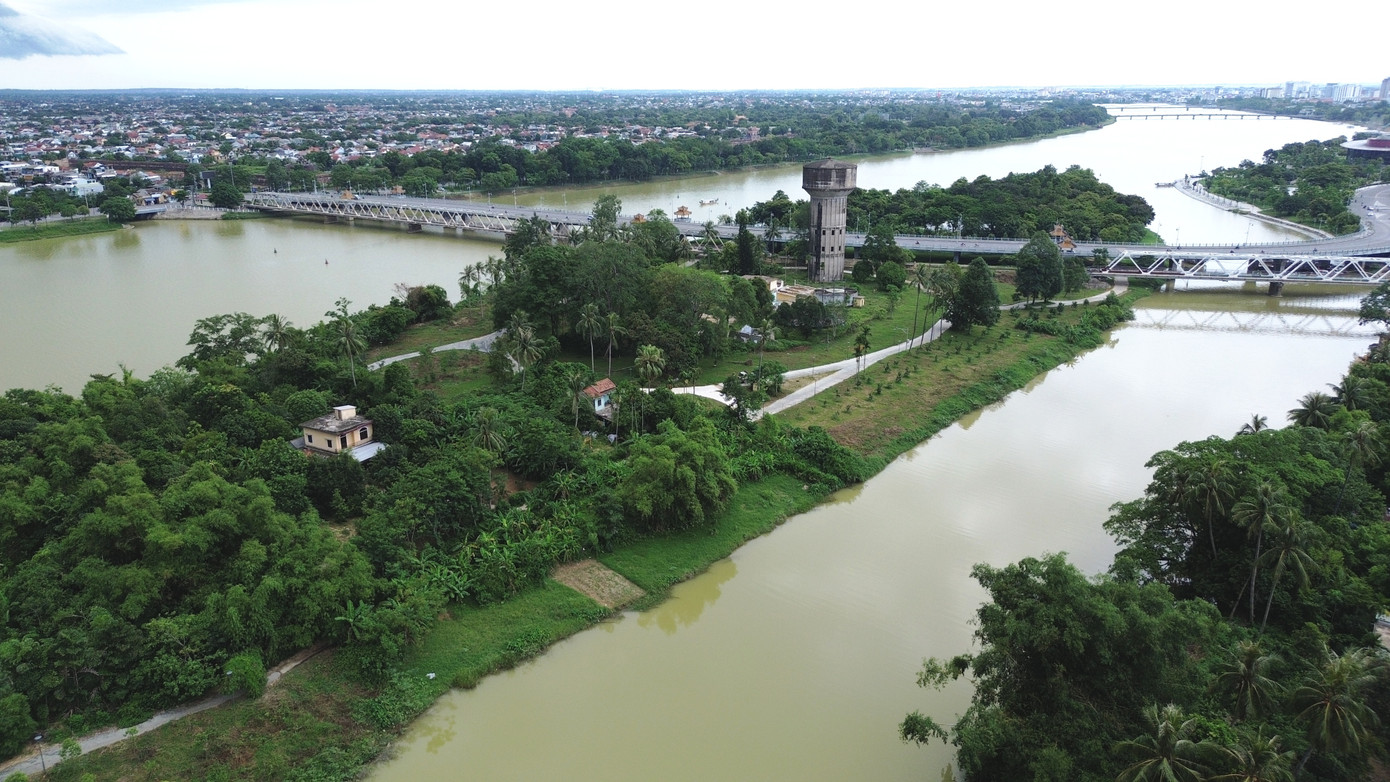 “Chúng tôi đang tích cực phối hợp chính quyền địa phương, cơ quan chức năng để đẩy nhanh tiến độ, sớm hoàn tất công tác chỉnh trang, nhằm tạo diện mạo đồng bộ cho toàn bộ khu vực cồn Dã Viên, góp phần phục vụ cộng đồng”, đại diện Trung tâm Công viên cây xanh Huế thông tin.