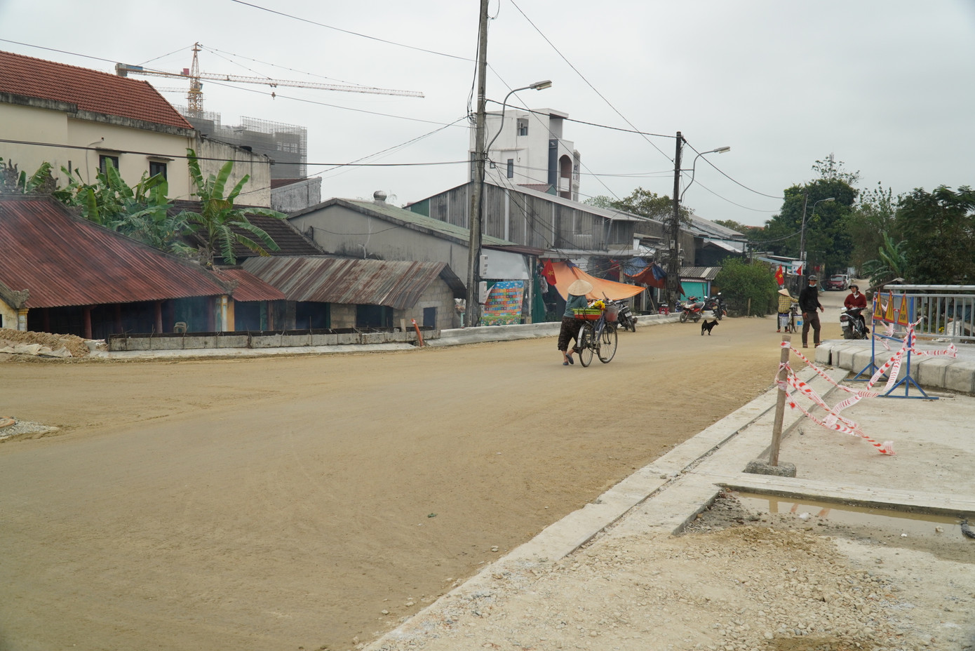 Từ cầu Lợi Nông có thể rẽ về hai phía của đường Hải Triều và Tôn Quang Phiệt chạy dọc hai bên sông Lợi Nông.