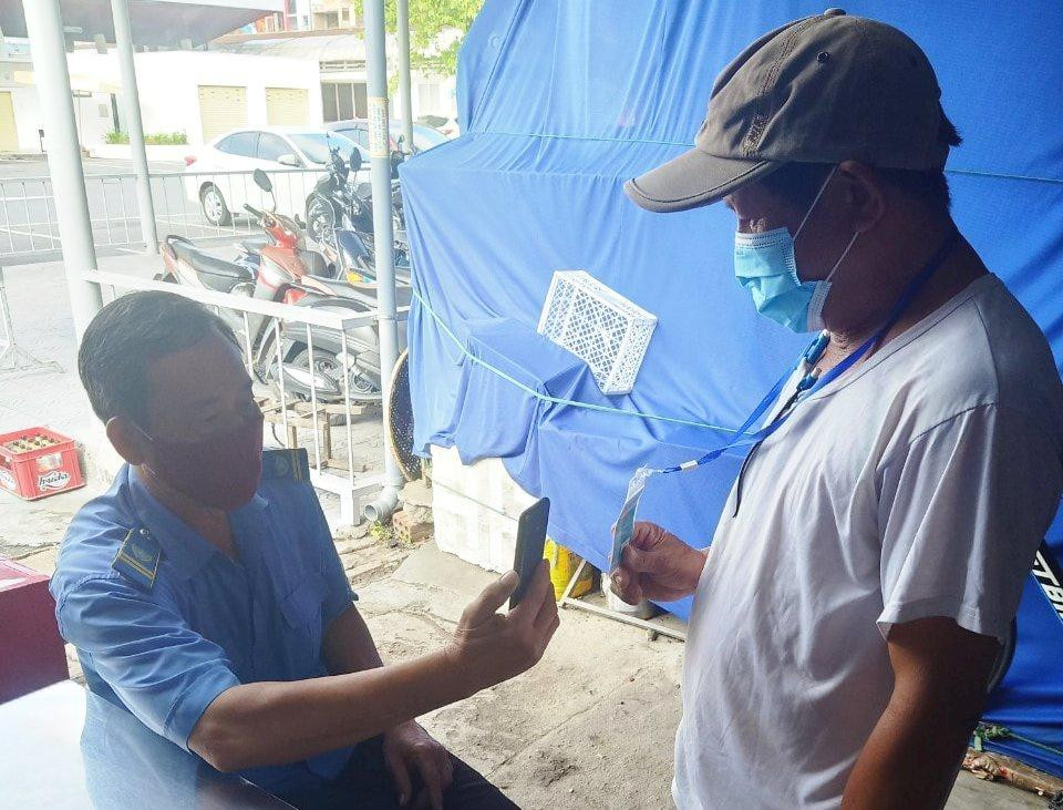 Bảo vệ kiểm soát người ra vào chợ Đông Ba, Huế, thông qua quét thẻ kiểm soát dịch bệnh qua mã QR quốc gia Bảo vệ kiểm soát người ra vào chợ Đông Ba, Huế, thông qua quét thẻ kiểm soát dịch bệnh qua mã QR quốc gia