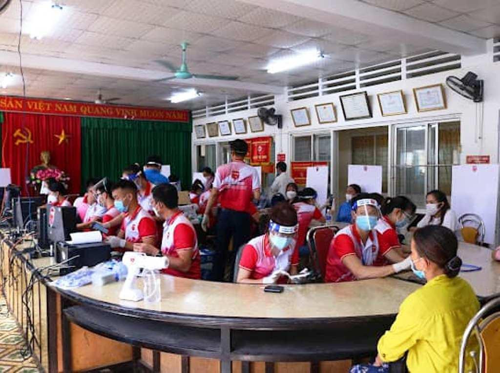 Hỗ trợ cấp thẻ cho người dân. Ảnh: Anh Khoa Hỗ trợ cấp thẻ cho người dân. Ảnh: Anh Khoa