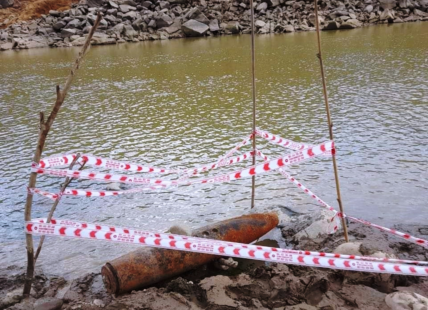 Lực lượng chức năng giăng dây, giới hạn khu vực nguy hiểm sau khi một quả bom lớn xuất lộ cạnh khe suối thuộc xã Hương Phú, huyện Nam Đông, tỉnh TT-Huế. Ảnh: CTV Lực lượng chức năng giăng dây, giới hạn khu vực nguy hiểm sau khi một quả bom lớn xuất lộ cạnh khe suối thuộc xã Hương Phú, huyện Nam Đông, tỉnh TT-Huế. Ảnh: CTV