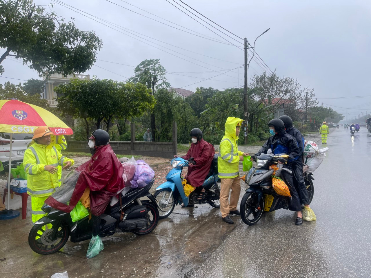 Lực lượng CSGT vừa bảo đảm an toàn giao thông, vừa phân phát thức ăn, nước uống cho người dân rời quê vào Nam làm ăn. Lực lượng CSGT vừa bảo đảm an toàn giao thông, vừa phân phát thức ăn, nước uống cho người dân rời quê vào Nam làm ăn.