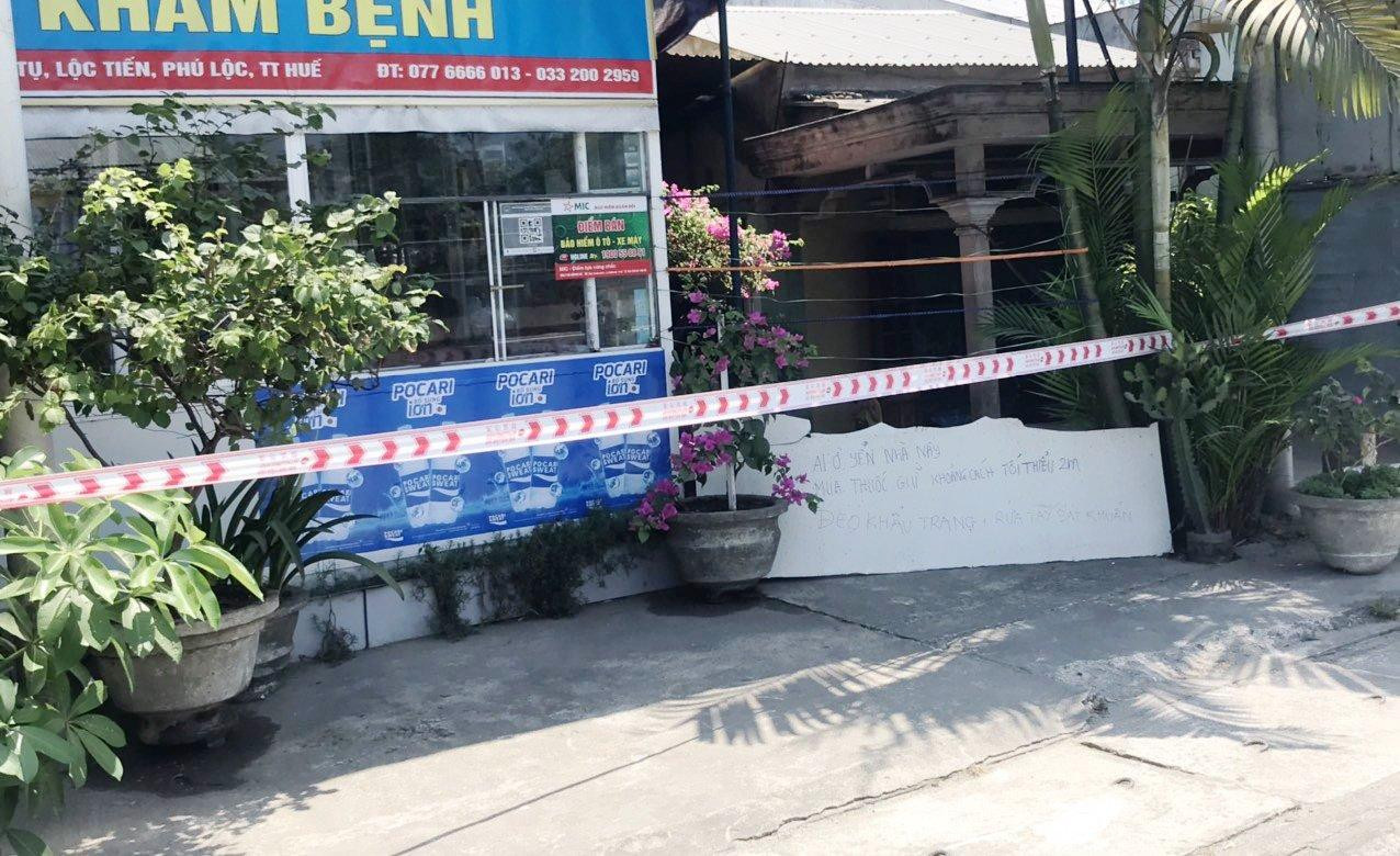 Giăng dây giới hạn vùng cách ly trước một phòng khám bệnh tư nhân ở Lộc Tiến.