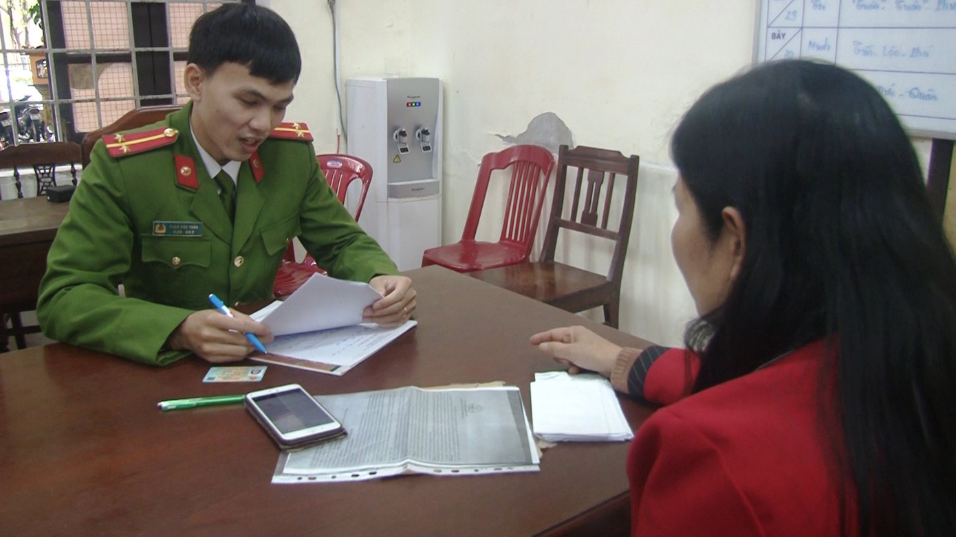 Một người dân trình báo công an sau khi bị tội phạm công nghệ cao lừa đảo chiếm đoạt tài sản. Ảnh: CACC