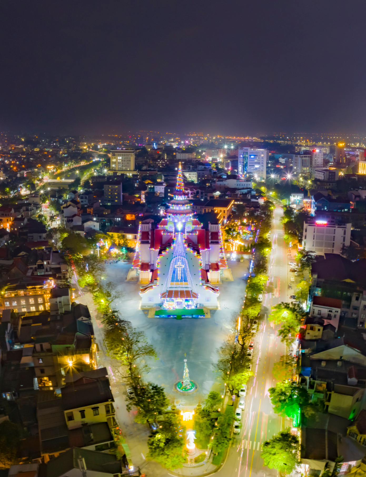 Nằm ở trung tâm TP Huế, ngôi nhà thờ này luôn là địa điểm check-in hấp dẫn của giới trẻ, du khách vào mỗi mùa Giáng sinh. Ảnh: Đình Hoàng