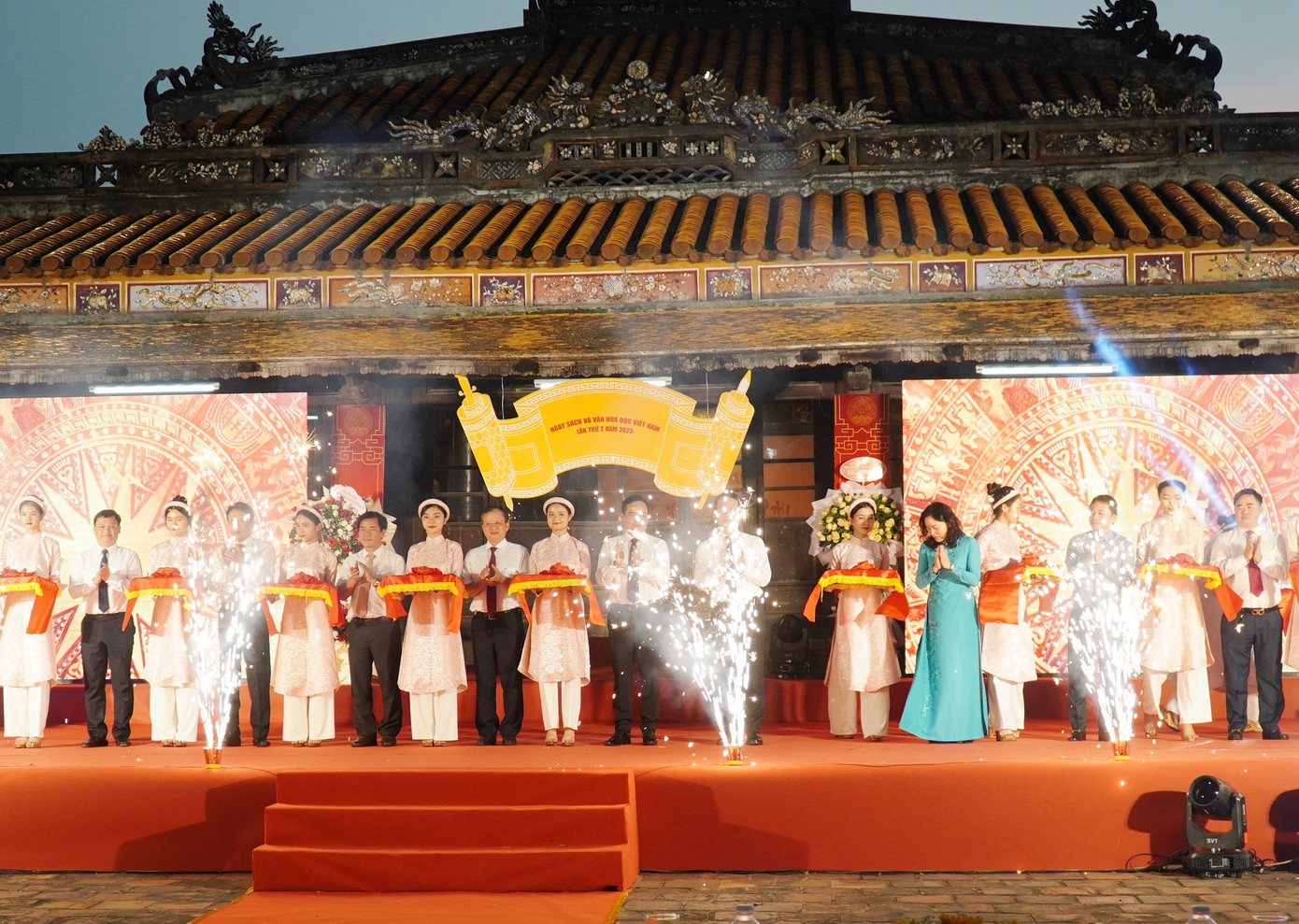 Thực hiện nghi thức cắt băng khai mạc Ngày Sách và Văn hóa đọc Việt Nam lần thứ hai, năm 2023. Ảnh: N.V.