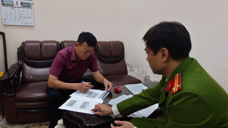 Ông Đào Hữu Long- Giám đốc Trung tâm Đăng kiểm xe cơ giới tỉnh TT-Huế (bìa trái), cùng 2 cấp phó đã bị công an bắt giữ. Ông Đào Hữu Long- Giám đốc Trung tâm Đăng kiểm xe cơ giới tỉnh TT-Huế (bìa trái), cùng 2 cấp phó đã bị công an bắt giữ.