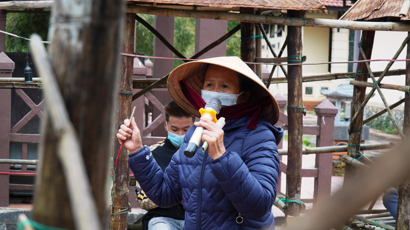 “Ông hiệu”, “bà hiệu” điều khiển rao bài thường là những người lớn tuổi trong làng và người có năng khiếu về diễn xướng, có khả năng hoạt ngôn.