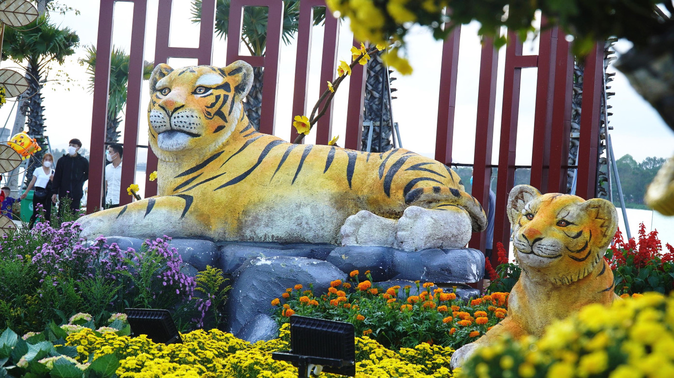 Linh vật hổ ở đây được tạo tác theo hình khối, với màu lông, da đặc trưng của "chúa sơn lâm", trông rất sống động.