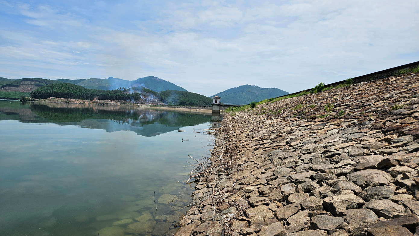 Theo thống kê mới nhất, trên địa bàn thành phố hiện có khoảng 12 công trình hồ đập do Công ty Quản lý và Khai thác công trình thủy lợi Huế trực tiếp quản lý cần được nâng cấp, sửa chữa, với tổng kinh phí ước tính khoảng 16,6 tỷ đồng, chủ yếu tập trung tại vùng A Lưới và Phú Lộc (cũ).