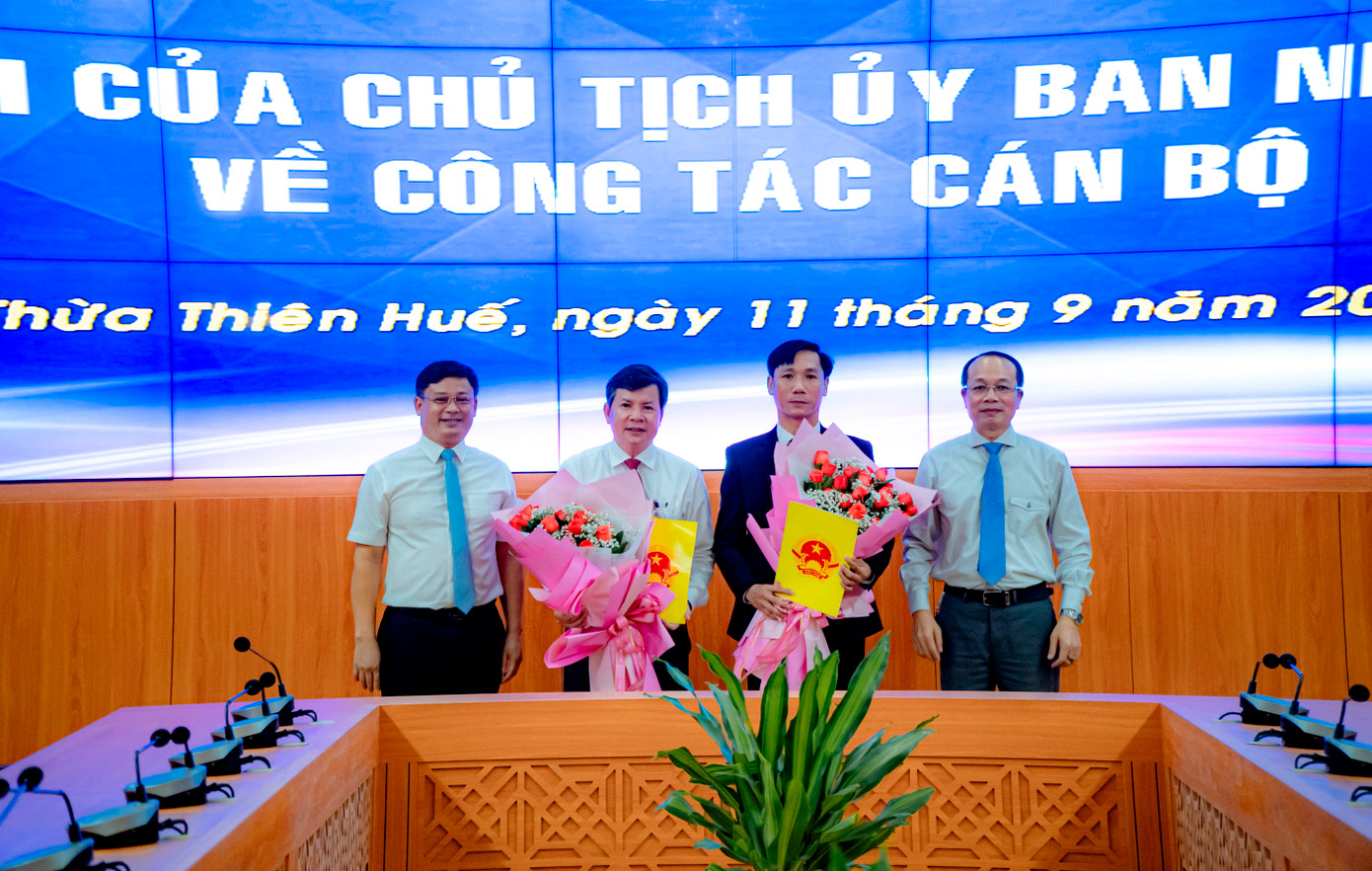 Lãnh đạo UBND tỉnh TT-Huế tặng hoa chúc mừng ông Nguyễn Tân - Giám đốc và ông Nguyễn Vinh Hưng - Phó giám đốc Sở GD&amp;ĐT tỉnh.
