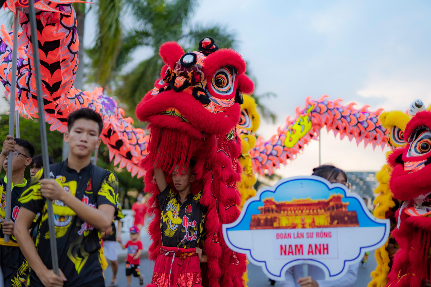 Theo lộ trình, hoạt động quảng diễn “lân, sư, rồng” và đèn Trung thu bắt đầu tại Công viên Thương Bạc. Sau đó, đoàn rước quảng diễn trên các tuyến đường trung tâm thành phố Huế theo lộ trình: Công viên Thương Bạc, đường Trần Hưng Đạo, cầu Trường Tiền, đường Lê Lợi, cầu Phú Xuân và quay về lại điểm xuất phát.