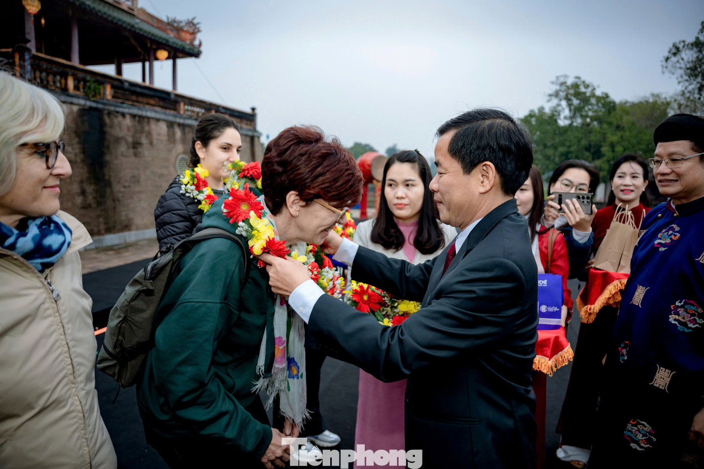 Chủ tịch UBND thành phố Huế Nguyễn Văn Phương tặng quà, chụp hình lưu niệm với du khách tại Ngọ môn Huế trong ngày đầu năm mới. Chủ tịch UBND thành phố Huế Nguyễn Văn Phương tặng quà, chụp hình lưu niệm với du khách tại Ngọ môn Huế trong ngày đầu năm mới.