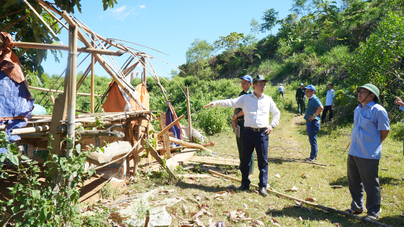 Khu lán trại bỏ hoang đã bị hư hỏng hoàn toàn.