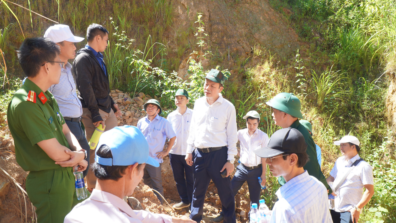 Đoàn công tác hai tỉnh TT-Huế và Quảng Trị kiểm tra vùng khai thác vàng trái phép trước đây ở xã Hồng Thủy (A Lưới, TT-Huế), nơi đầu nguồn nước sông suối của tỉnh Quảng Trị.