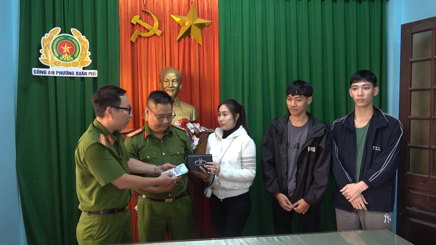 Công an TP Huế trả lại tài sản có giá trị lớn cho người đánh rơi. (Ảnh: CACC)