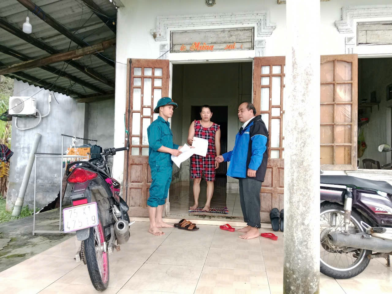 Vận động người dân vùng sạt lở thôn Phú Gia (xã Lộc Tiến) sơ tán đến nơi an toàn.