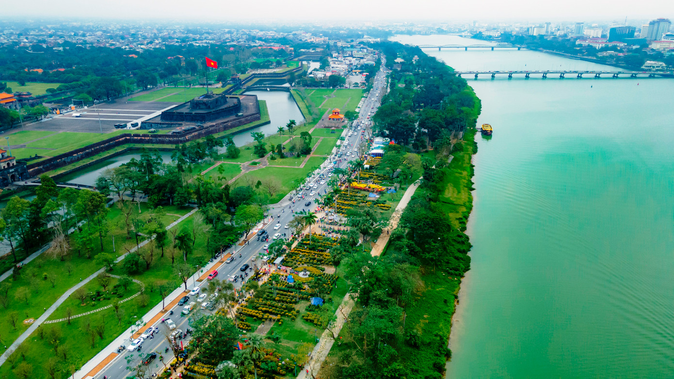 Khu vực bờ bắc sông Hương gần di tích Kỳ đài trong ngày Tết. Ảnh: Đình Hoàng