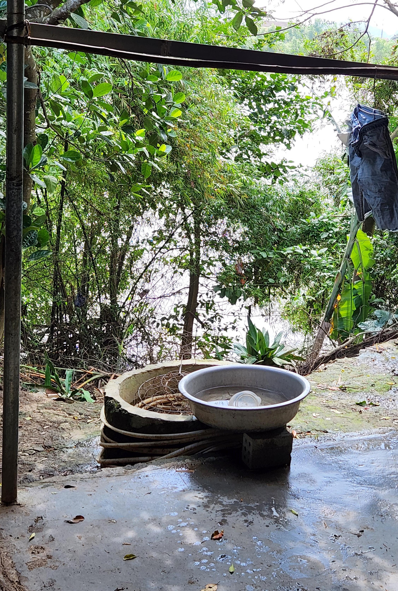 Tình trạng xâm thực đã khiến phần sau ngôi nhà cấp 4 của người phụ nữ trên 60 tuổi này nằm chênh vênh bên bờ vực cạnh mép nước sông Bồ. Các lũy tre bảo vệ ngôi nhà bà Danh đã bị nước sông cuốn ra xa. Ảnh: N.V Tình trạng xâm thực đã khiến phần sau ngôi nhà cấp 4 của người phụ nữ trên 60 tuổi này nằm chênh vênh bên bờ vực cạnh mép nước sông Bồ. Các lũy tre bảo vệ ngôi nhà bà Danh đã bị nước sông cuốn ra xa. Ảnh: N.V