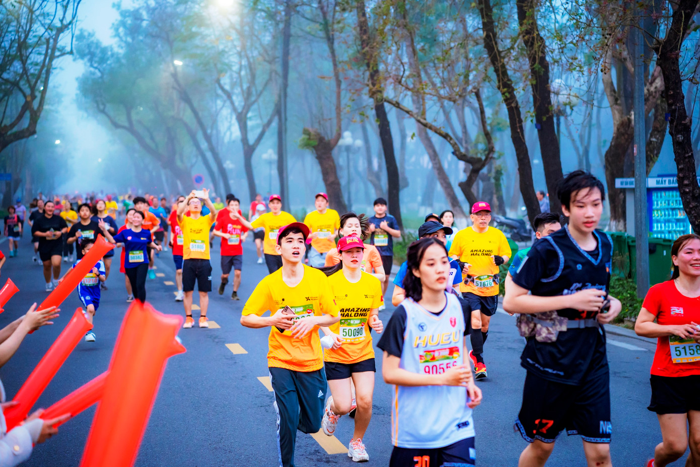 "Hue Jogging - cùng chạy vì cộng đồng” lần thứ 3 - năm 2023, với chủ đề “Xuân yêu thương” còn nhằm lan tỏa thông điệp chung tay vì cuộc sống cộng đồng, giúp đỡ các hoàn cảnh khó khăn trên địa bàn thành phố, thực hiện mục tiêu giảm nghèo thông qua kêu gọi ủng hộ Quỹ vì người nghèo thành phố Huế. Ảnh: Đình Hoàng