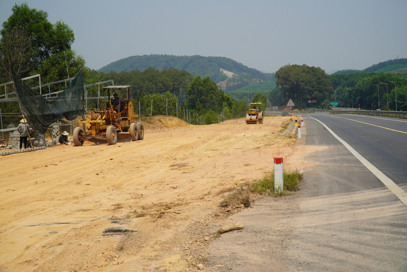 Công trình hiện ngổn ngang, các thủ tục thỏa thuận đấu nối điện, nước vẫn chưa được triển khai, trong khi mốc hoàn thành hai trạm dừng nghỉ đang cận kề. Công trình hiện ngổn ngang, các thủ tục thỏa thuận đấu nối điện, nước vẫn chưa được triển khai, trong khi mốc hoàn thành hai trạm dừng nghỉ đang cận kề.