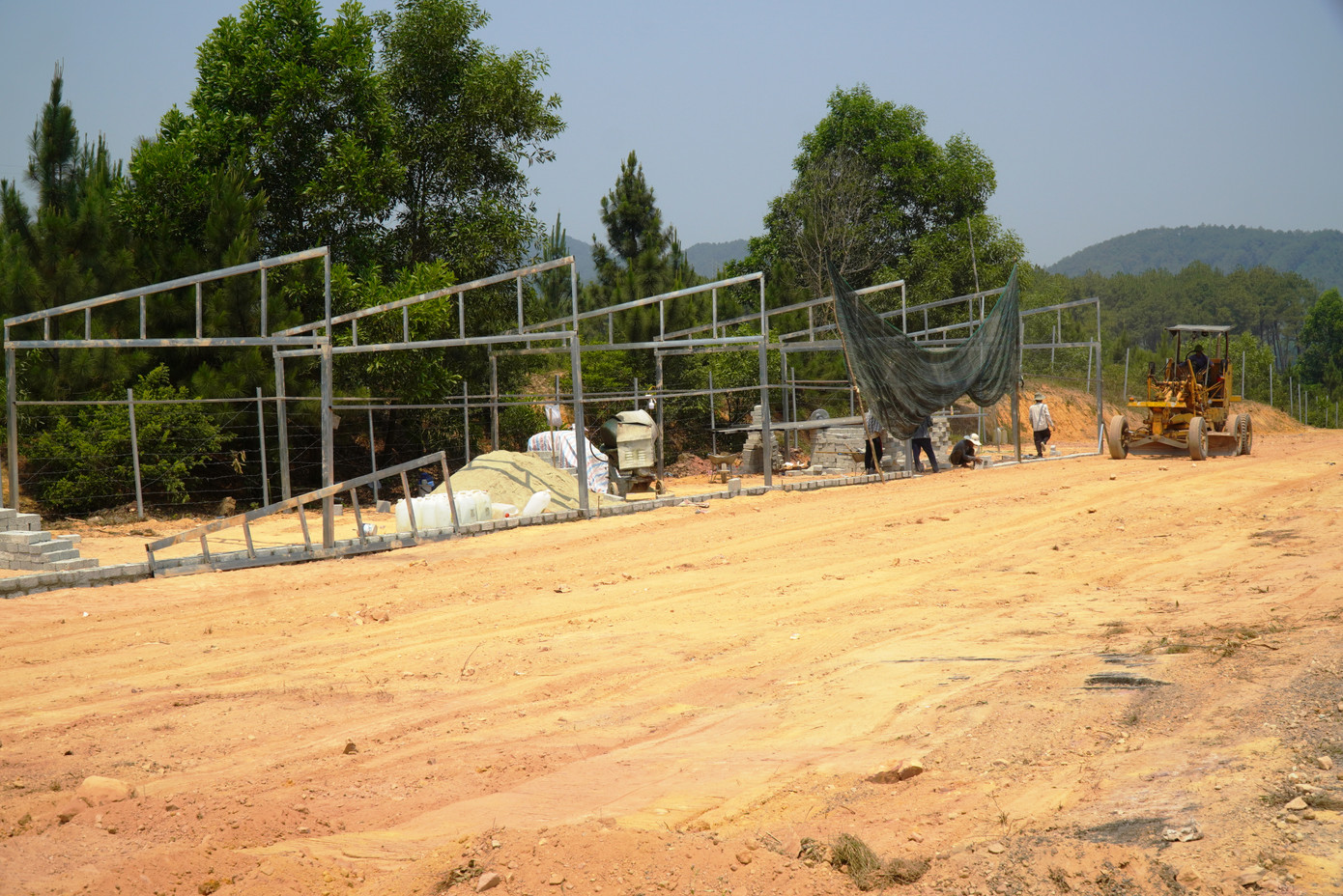 Dãy nhà khung sắt đang được lắp dựng tại trạm dừng nghỉ tạm thời thuộc đoạn Km77. Dãy nhà khung sắt đang được lắp dựng tại trạm dừng nghỉ tạm thời thuộc đoạn Km77.