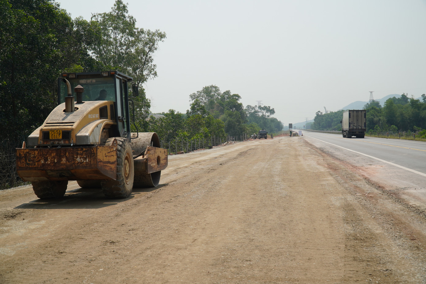 Công trình thi công trong phạm vi hành lang bảo vệ cao tốc, sát bên tuyến giao thông hẹp chỉ có 2 làn xe nhưng thiếu biển cảnh báo từ xa về hoạt động xây dựng. Công trình thi công trong phạm vi hành lang bảo vệ cao tốc, sát bên tuyến giao thông hẹp chỉ có 2 làn xe nhưng thiếu biển cảnh báo từ xa về hoạt động xây dựng.