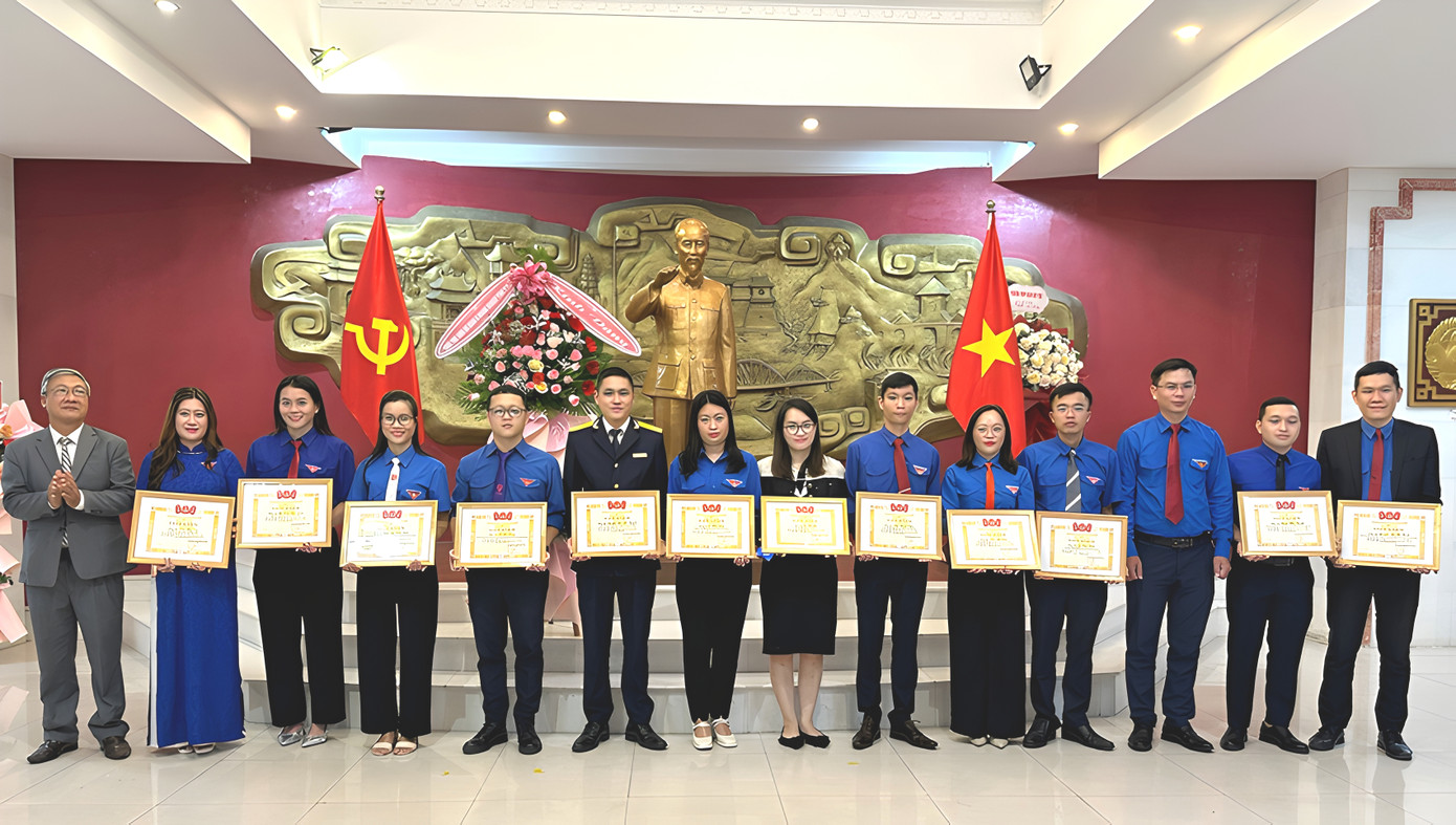 Đoàn khối Cơ quan và Doanh nghiệp tỉnh TT-Huế tặng bằng khen cho 12 đảng viên trẻ tiêu biểu. Đoàn khối Cơ quan và Doanh nghiệp tỉnh TT-Huế tặng bằng khen cho 12 đảng viên trẻ tiêu biểu.