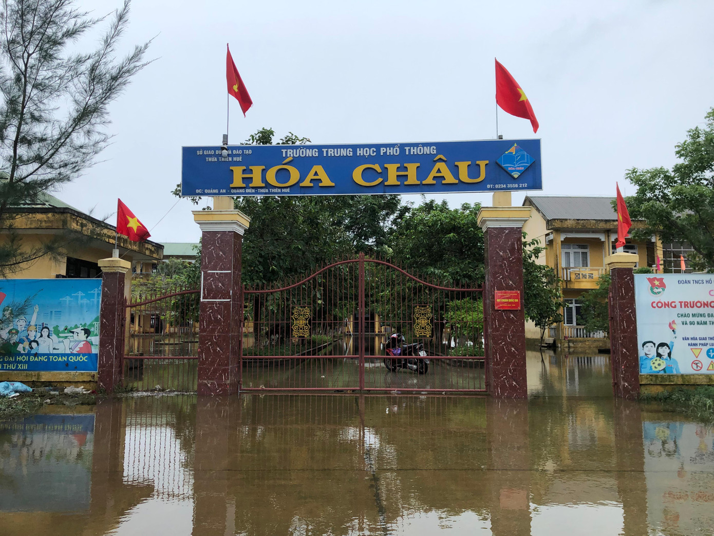 Ngập lụt ở Trường THPT Hóa Châu, huyện Quảng Điền