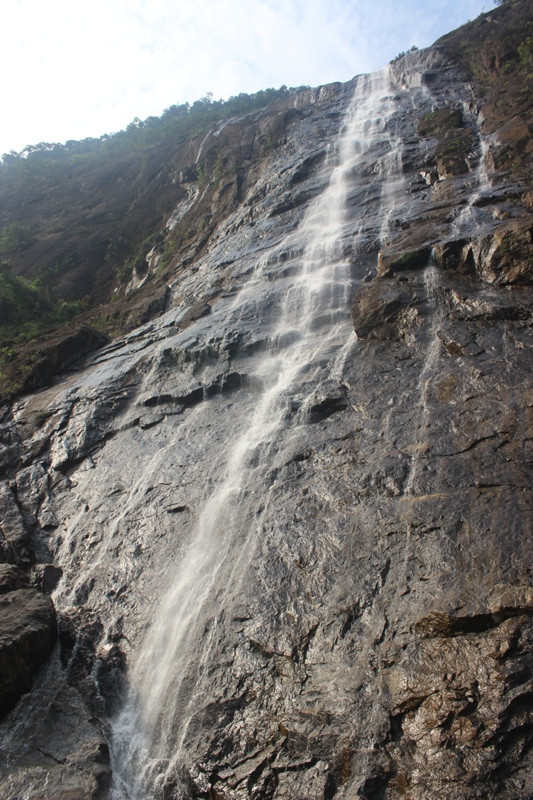 Thác Đỗ Quyên thuộc VQG Bạch Mã. Ảnh: Khamphahue.