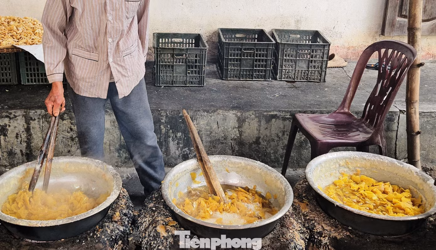 Tại nhà ông Nguyễn Văn Dân (65 tuổi, ngụ phường Kim Long) cũng có gần 10 người tất bật làm mứt gừng phục vụ Tết. 4 lò rim mứt gừng của ông Dân đỏ lửa suốt ngày đêm. Ông Dân cho biết, mứt làm từ nguyên liệu gừng trồng ở ngã ba Tuần rất thơm ngon, nhưng giá thành hơi cao nên khi ai đặt thì mới làm.
