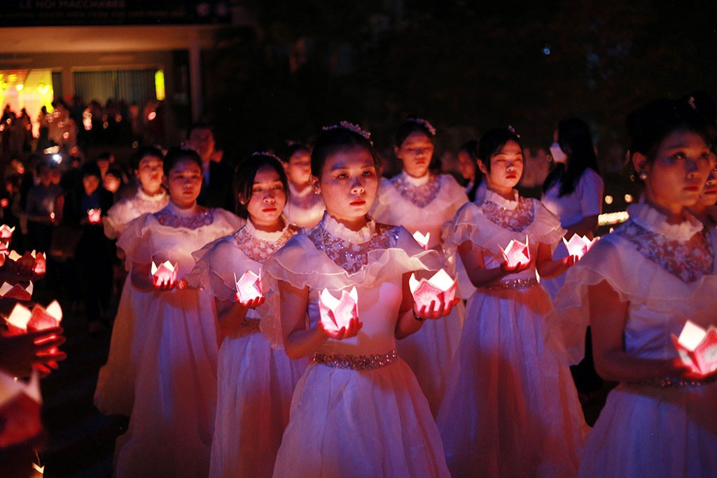 Rước hoa đăng tri ân người hiến xác cho khoa học.