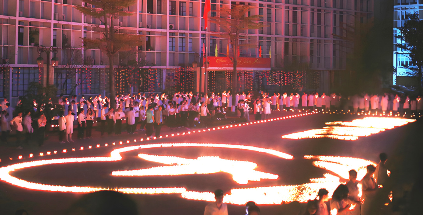 Không gian tri ân những người hiến xác cho khoa học được tổ chức tại sân trường ĐH Y dược Huế, với hàng nghìn ngọn nến được thắp sáng.